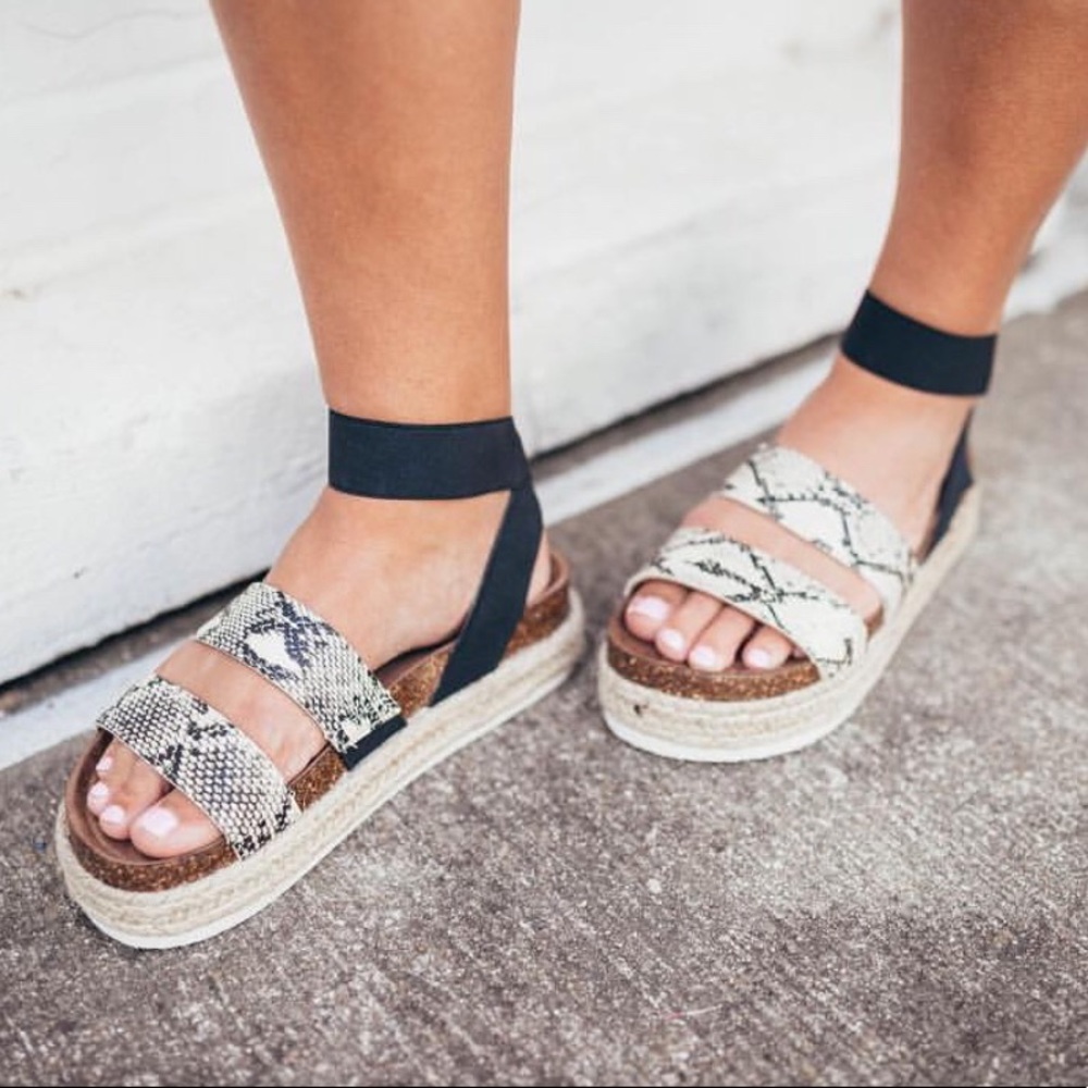 Like New: Blk snake print espadrille type wedge—8